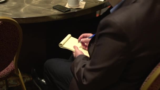 Close-up of businessman taking notes during conference (2 de 2 ) — Video