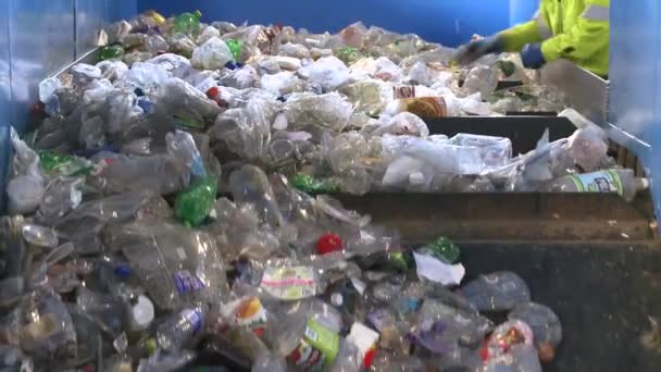 Achter de schermen kijken naar de stappen van moderne recycling — Stockvideo