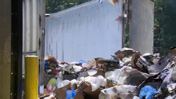 Achter de schermen kijken naar de stappen van moderne recycling — Stockvideo