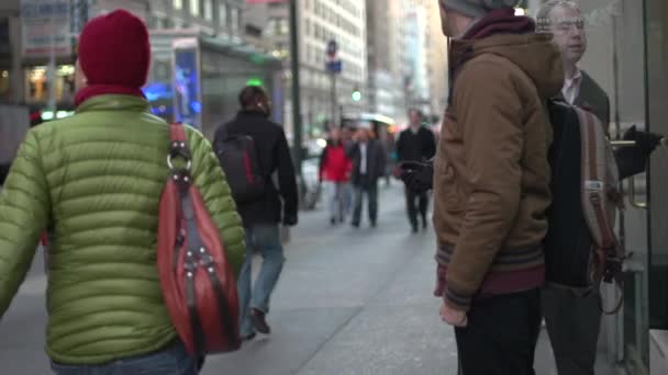 Giovane su un angolo di strada — Video Stock