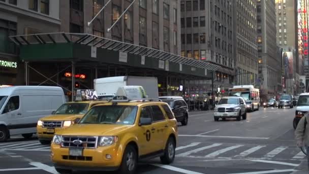 Upptagen New York City trafik — Stockvideo