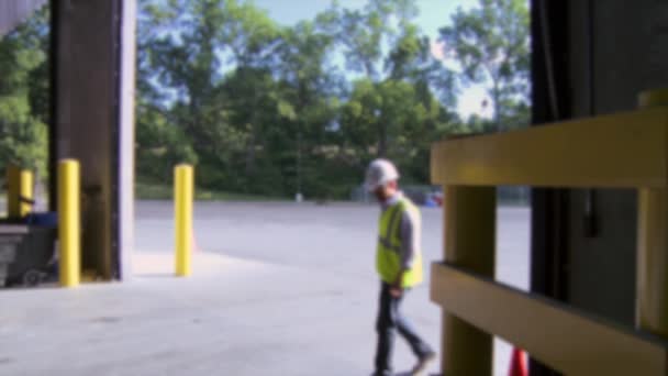 Behind the scenes look at the steps of modern recycling — Stock Video