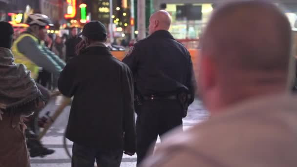 Menschen überqueren die Straße in Nyc — Stockvideo