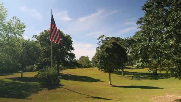 Bandera Americana Volando en un campo (1 de 3 ) — Vídeo de stock