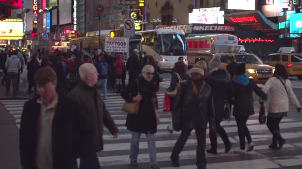 Orang berjalan di jalan di New York — Stok Video