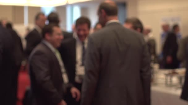 Бизнесмены выступают на бизнес-конференции — стоковое видео