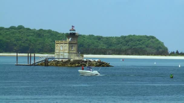 Piccolo faro nel mezzo di un porto (1 di 2 ) — Video Stock