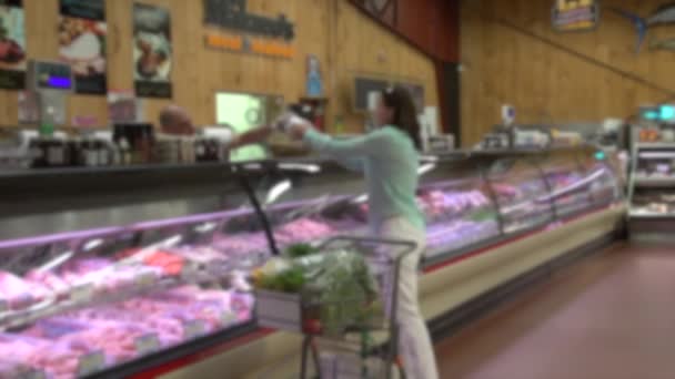 Mensen winkelen bij de supermarkt — Stockvideo