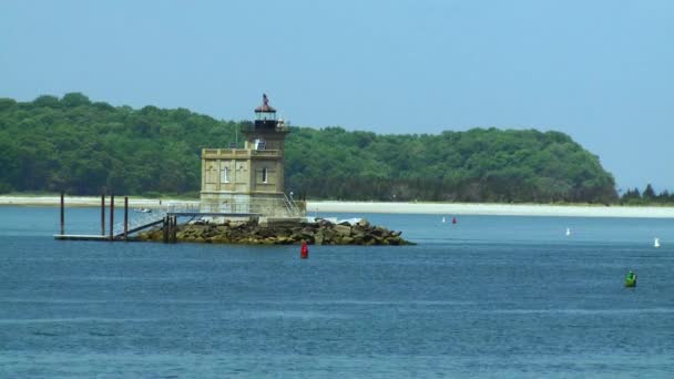 Piccolo faro nel mezzo di un porto (2 di 2 ) — Video Stock