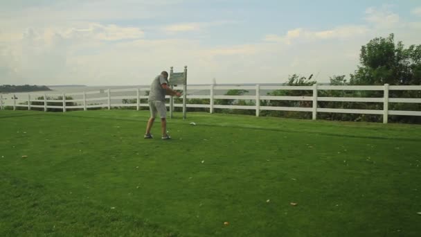 Παίχτης του γκολφ ξεκίνημα στο γήπεδο γκολφ — Αρχείο Βίντεο