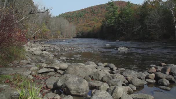 Vista panoramica del fiume fiancheggiato da rocce — Video Stock