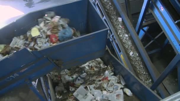 Achter de schermen kijken naar de stappen van moderne recycling — Stockvideo