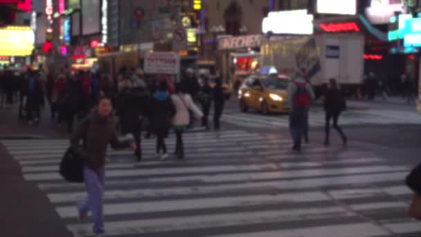 Menschen gehen in New York auf die Straße — Stockvideo