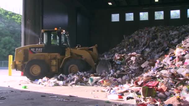 Blick hinter die Kulissen des modernen Recyclings — Stockvideo