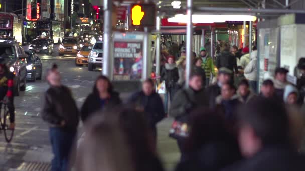 Mensen lopen op de straat in New York — Stockvideo