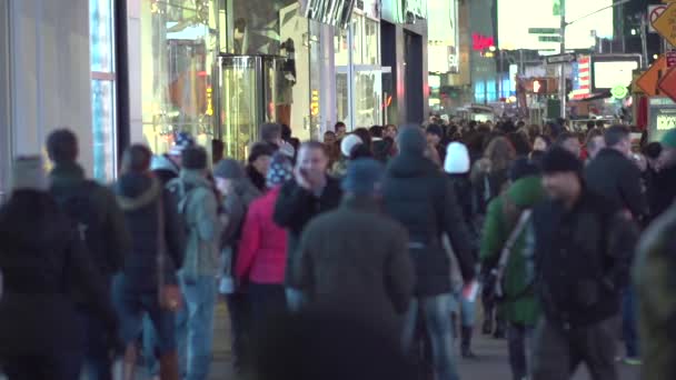 New York'ta sokakta yürüyen insanlar — Stok video