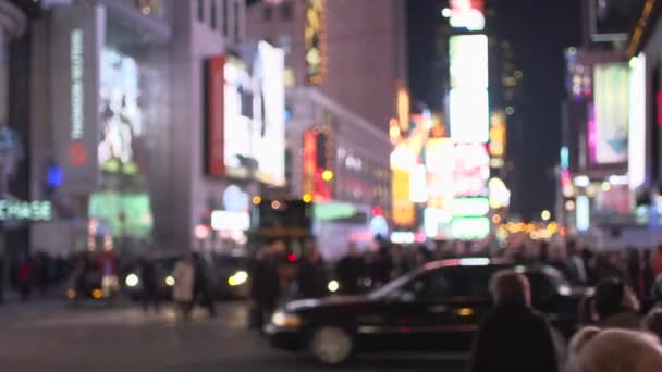 Persone che attraversano una strada trafficata a New York — Video Stock