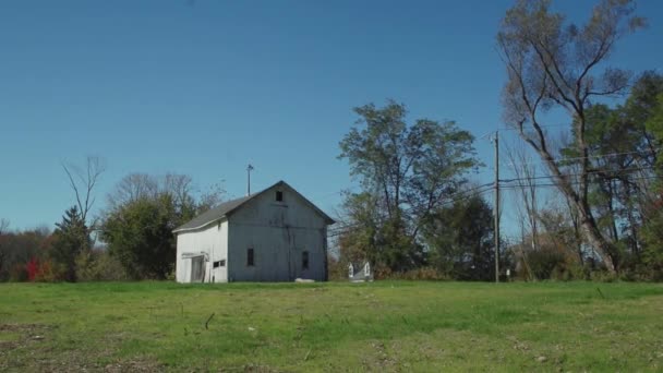 Solitário galpão no meio de um campo — Vídeo de Stock