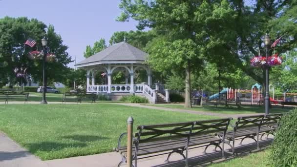 Bancos de parque perto de gazebo (2 de 2 ) — Vídeo de Stock