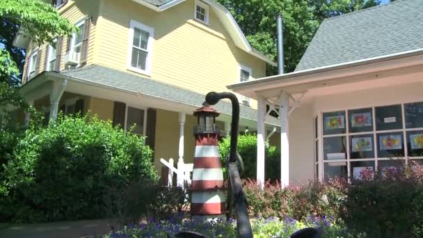 Mini vuurtoren en anker voor winkels — Stockvideo