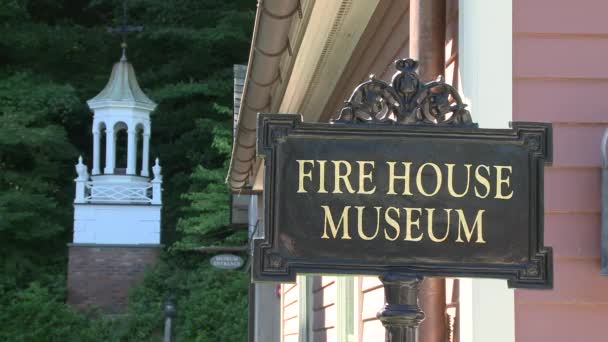 Знак "Музей пожарной части" — стоковое видео