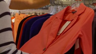 Bir elbise askısı (5 / 7 incelenmesi)