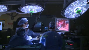 Cerrahlar bir tıbbi işlem gerçekleştirme