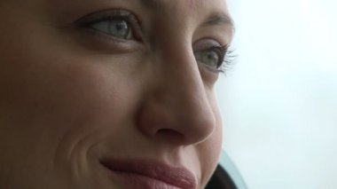 Bir telefon üzerinde genç iş kadını