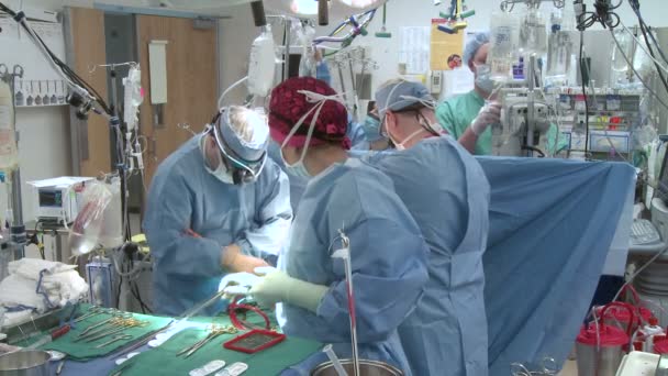 Chirurgický tým pracující v operačním sále — Stock video