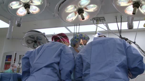 Хірургічна команда на роботі — стокове відео