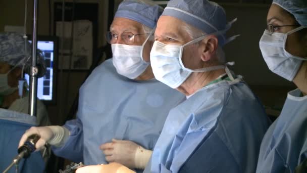 Surgeons performing a medical operation — Stock Video