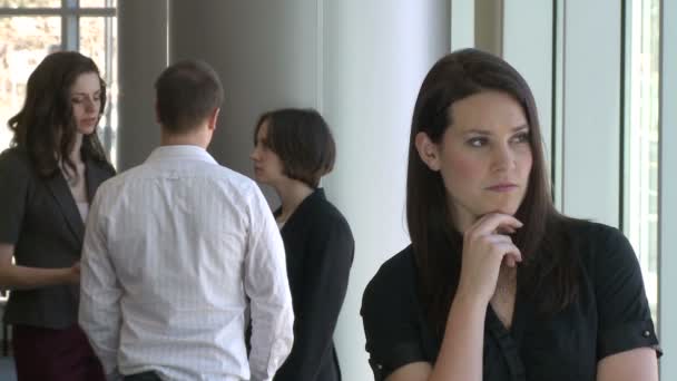 Бізнес-леді, що стоїть перед колегами — стокове відео