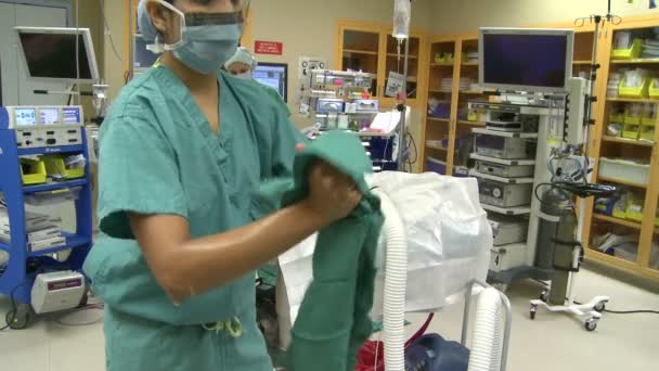 Γιατρός τρίβει για χειρουργική επέμβαση — Αρχείο Βίντεο