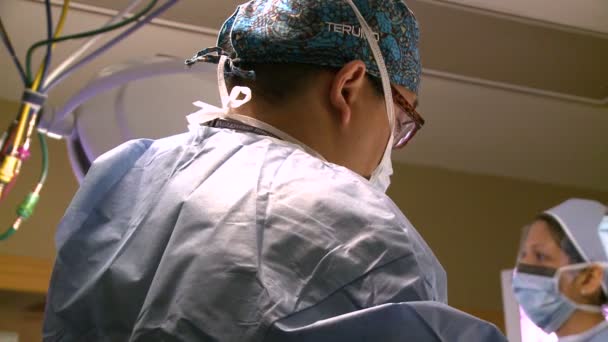 Equipe de cirurgiões que realizam cirurgia — Vídeo de Stock