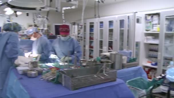 Chirurgiens effectuant une opération médicale — Video