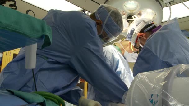 Вид внутри типичной хирургической операционной больницы — стоковое видео