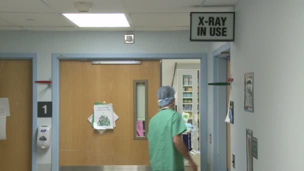 Médico entrando al quirófano — Vídeo de stock