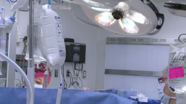 Oświetlenie sali operacyjnej i chirurgiczne techników — Wideo stockowe