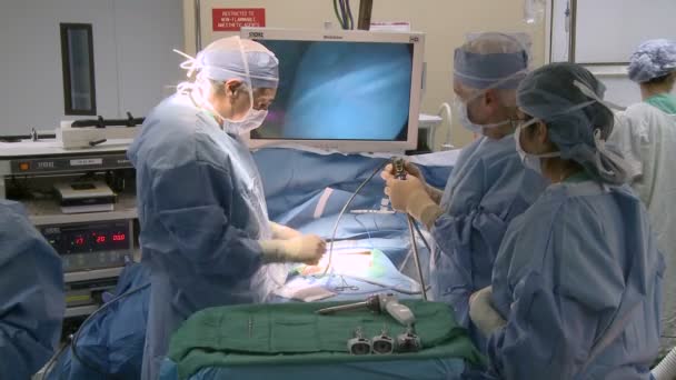 Cirurgiões que realizam operação robótica — Vídeo de Stock