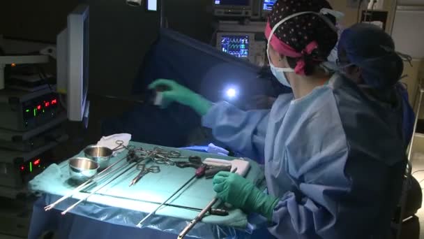 Surgeons performing a medical operation — Stock Video