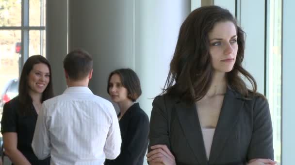 Businesswoman standing in front of coworkers — Stock Video