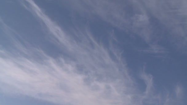 Avión que desciende de las nubes — Vídeos de Stock