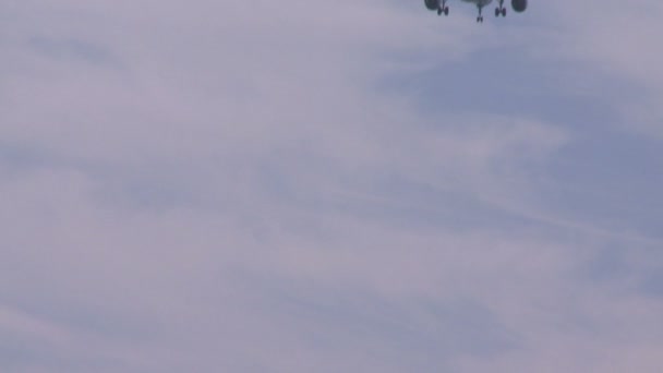 Самолет, спускающийся с облаков — стоковое видео
