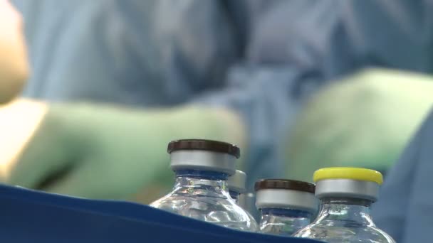 Botellas en primer plano con el personal médico detrás — Vídeo de stock