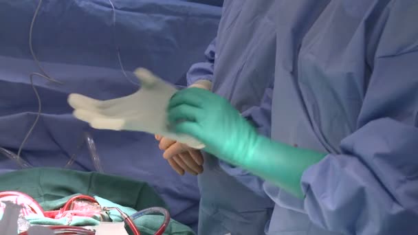Медичний персонал надягає чисті рукавички — стокове відео