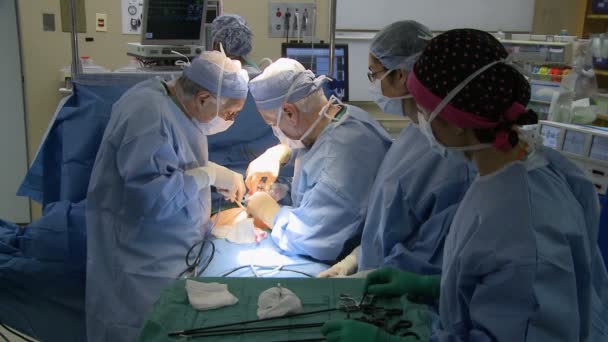 Chirurgen een medische bewerking — Stockvideo