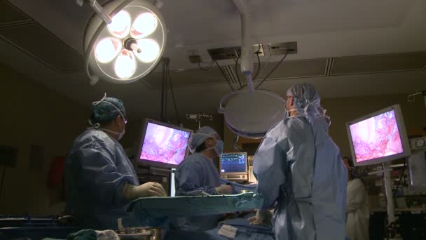 Хирурги, выполняющие лапароскопическую операцию — стоковое видео