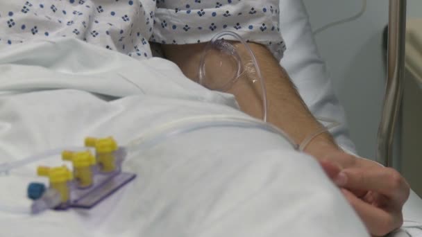 Patient dans le lit d'hôpital — Video