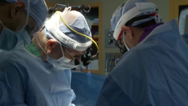 Kirurger utför operationen — Stockvideo