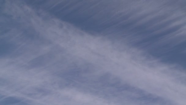 Flugzeug steigt aus den Wolken — Stockvideo